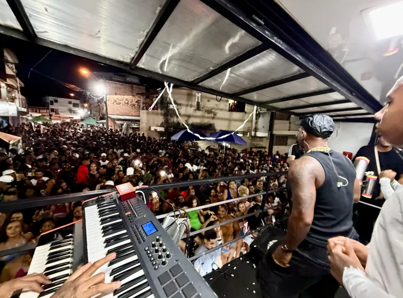 Oh Polêmico comandando o show — vista do palco para a multidão em Itinga