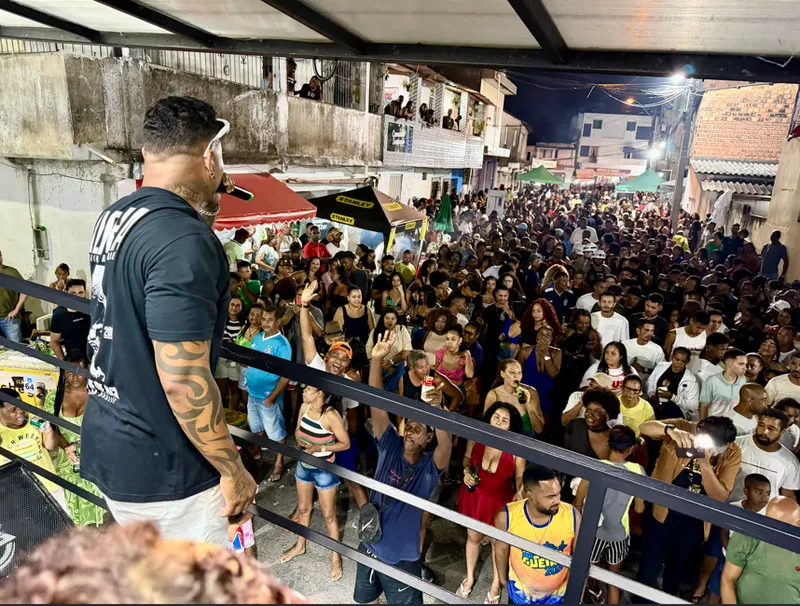 Swing do Vieira em cima do trio, multidão lotando Itinga na 18ª Lavagem do CAIC