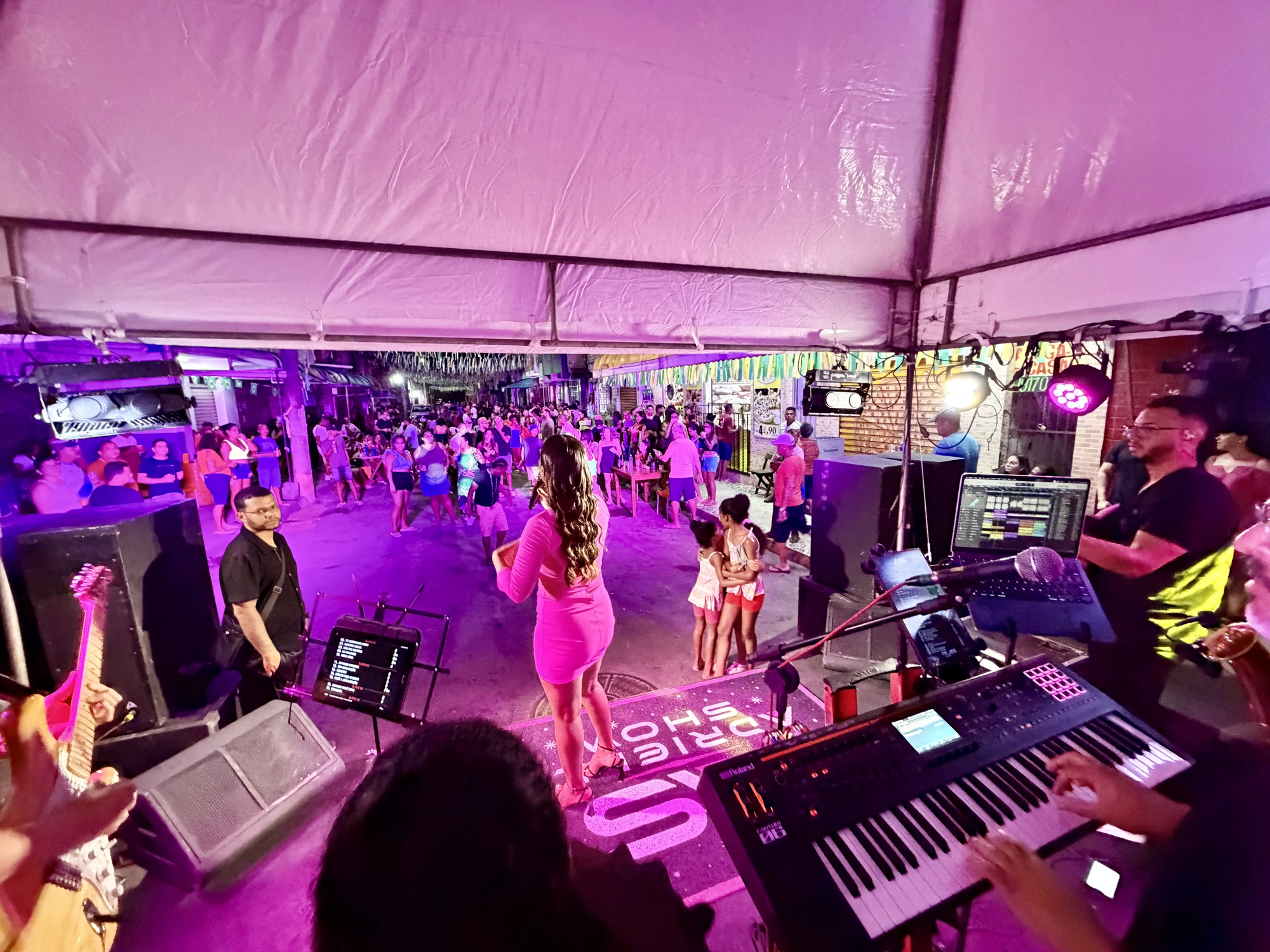 Adrielle Show leva arrocha romântico e clima familiar ao Dia dos Pais em Pituaçu, Salvador