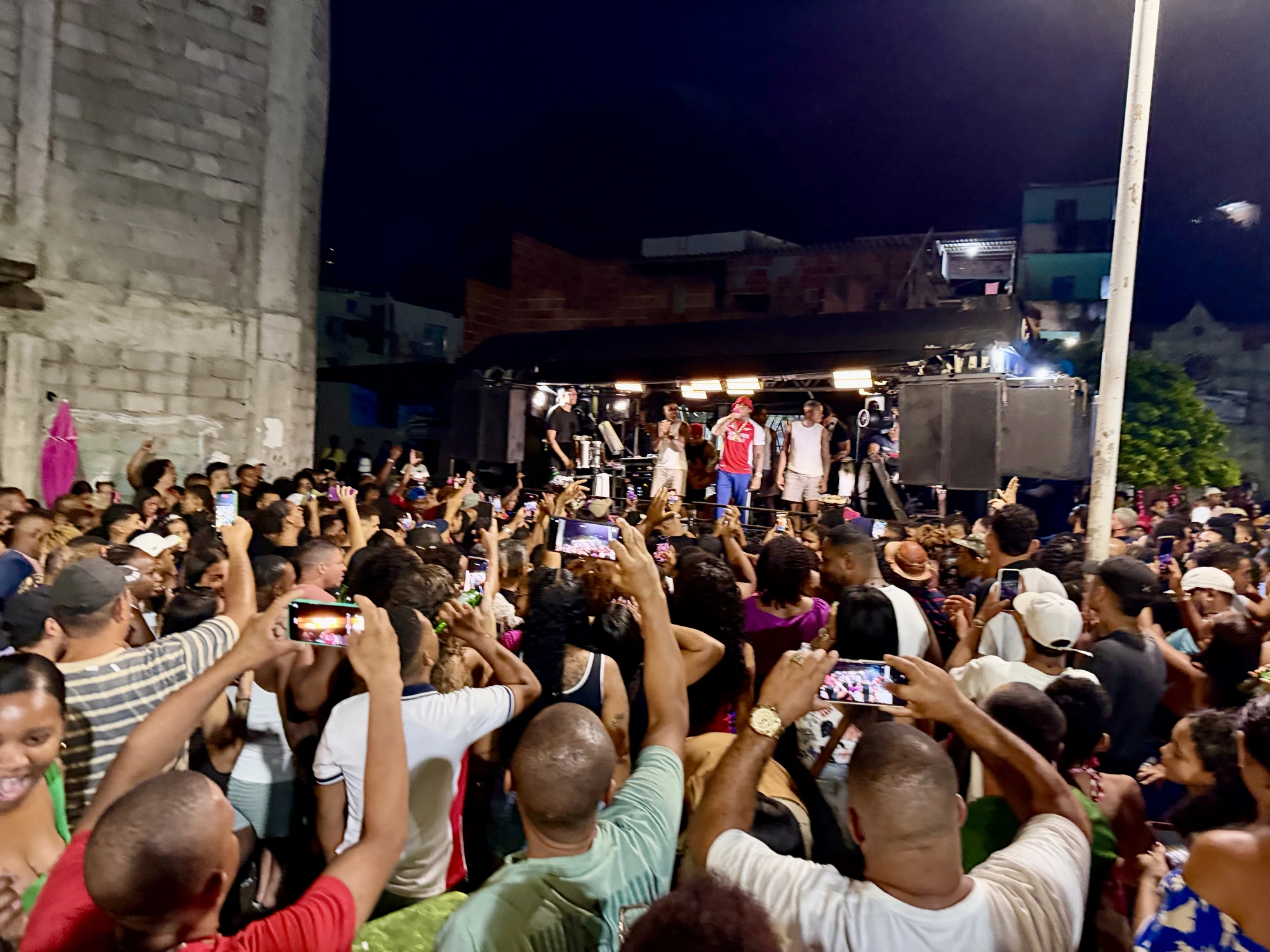 Público lotado na Praça da Baleia, em Saramandaia, curtindo o Vem São João